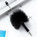 Bolígrafo creativo negro con pompón esponjoso y punta de metal, ideal para oficina y manualidades. - Negro