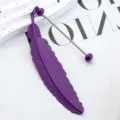 Marcapáginas de metal morado en forma de pluma con pasador de cuentas elegante. - Púrpura profundo
