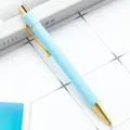Pastelblauwe kunststof balpen met intrekbaar mechanisme en gouden accenten, zeshoekig model. - Snoepblauw