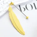 Marcapáginas creativo de metal con forma de pluma y colgante de cuentas para estudiantes - Amarillo Caramelo