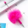 Rosa flauschiger Pompon Kugelschreiber, kreativer Studenten Schreibstift mit Metallspitze. - Fuchsia