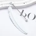 Marcador de libros de pluma blanca metálica con varilla larga y cuenta, elegante accesorio lector - Blanco