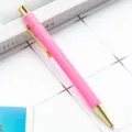 Roze plastic balpen met gouden clip, zeshoekig intrekbaar ontwerp voor kantoor gebruik. - Macaron lichtrozerood
