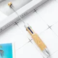Mehrfarbiger Strass-Kugelschreiber mit glitzerndem Griff und kreativem Oberteilaufsatz. - Gold