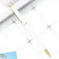 Minimalistische witte metalen balpen met gouden accenten, ideaal voor school en kantoor. - crème