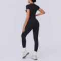 Gedetailleerd achteraanzicht van de naadloze gebreide sportset in zwarte kleur. - S / Top en Broek / Zwart