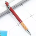 Roter Metallkugelschreiber mit Korkgriff, mattem Finish und praktischer Eingabestift-Variante. - Burgunderrot