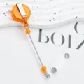 Enrouleur de badge rétractable orange avec clip et câble, idéal pour cartes et clés. - Orange (transparent)