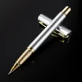 Eleganter Business Metall Tintenroller Stift mit silbernem Korpus und goldenen Akzenten für Büro. - Silber (Goldverzierung)