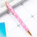 Stylo bille en métal rose avec motif de cœurs et lèvres, idéal pour le bureau et l'école. - Modèle Saint-Valentin C-Rose