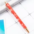 Stylo à bille rétractable en métal rouge avec joli motif de cœurs blancs pour le bureau. - Modèle Saint-Valentin D-Rouge