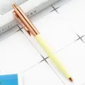 Eleganter Einhand-Kugelschreiber mit Roségold und pastellgelbem Finish fürs Büro. - Bonbongelb
