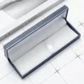 Boîte cadeau stylo en similicuir bleu foncé, boîte d'emballage d'affaires avec doublure blanche. - Petite Boîte Plate / Bleu