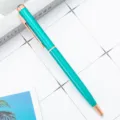 Turquoise metalen balpen met roségouden clip en kristal top, elegante geschenkpen. - Pauwblauw
