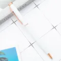 Metalige balpen met witte behuizing en roségouden details, elegante kantoor en geschenkpen. - Wit