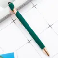 Bolígrafo de aluminio metálico con detalles en oro rosa y punta táctil para uso diario y oficina. - Verde oscuro