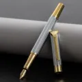 Luxe metalen vulpen met zilver getextureerde schacht en gouden accenten hoofdfoto aanzicht. - Zilver