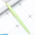 Eenvoudige frisse lichtgroene intrekbare balpen met gouden clip voor studentengebruik. - Fruitgroen