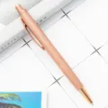 Bolígrafo retráctil de metal en oro rosa, elegante instrumento de escritura de oficina para uso diario. - Rosa oro