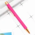 Stylo bille retractable en metal rose avec finition caoutchoutee et clip dore pour bureau. - Rose rouge