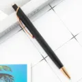 Bolígrafo retráctil de metal negro con detalles en oro rosa para oficina y escuela. - Negro