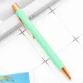 Stylo à bille rétractable en métal vert menthe avec détails or rose, écriture fluide. - Vert menthe