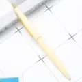 Eenvoudige minimalistische intrekbare balpen met crèmewitte behuizing en gouden clip voor studenten. - Lichtgeel