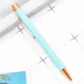Stylo à bille en métal rétractable avec poignée douce et détails dorés rose pour logo. - Bleu Bonbon
