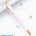 Minimalistische glinsterende balpen met roségouden metalen details, elegante drukballenpen. - Gelakt Roze