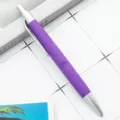 Διαφημιστικό στυλό διαρκείας με μωβ σώμα soft-touch και ασημί λεπτομέρειες για γραφείο. - Μωβ
