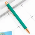Stylo à bille métallique rétractable en vert avec finition soft touch et clip couleur or rose. - Vert