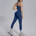 Gedetailleerd overzicht van de blauwe sportset met racerback-ontwerp en strakke leggings. - S / Top En Bottom / Marineblauw
