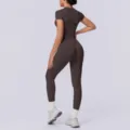 Achterkant detail van naadloze gebreide effen korte mouw yoga top en legging sportkleding set. - Chocoladebruin