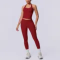 Set yoga senza cuciture con top corto all'americana e leggings rossi in dettaglio. - Borgogna