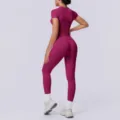 Gedetailleerd overzicht van naadloze gebreide yogaset in donker magenta, toont de pasvorm. - Wilde Bes