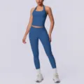 Vista dettagliata del completo da yoga halter senza cuciture in blu con top corto e leggings. - grigio-blu