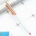 Elegante weiße und roségoldene Kugelschreiber mit Druckmechanik, ideal fürs Büro und Hotel. - Weiß