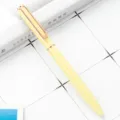 Stylo à bille en métal jaune pastel avec clip en or rose, mécanisme rotatif fluide. - Jaune Bonbon