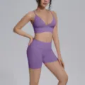Detalle del conjunto de yoga morado sin costuras, sujetador deportivo y pantalones cortos. - S / Top Y Pantalón / Morado Niebla