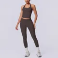 Set yoga crop top halter seamless e leggings marrone vista dettagliata per fitness workout. - marrone cioccolato