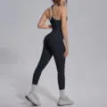 Gedetailleerd overzicht van zwarte sportjumpsuit voor dames met witte bies voor yoga en fitness. - Zwart Lichaam Witte Rand Vest + Zwarte Broek