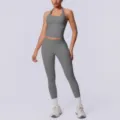 Dettaglio del set yoga senza cuciture con design schiena scoperta e leggings a vita alta. - Grigio scuro