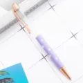Stylo à bille en métal violet élégant avec motif de fleurs en strass et finitions or rose. - Violet bonbon (Accessoires or rose)