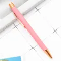 Stylo à bille en métal rose avec détails dorés rose, design élégant pour une écriture fluide. - Rose vif