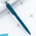 Stijlvolle blauwe metalen balpen met klikmechanisme voor professioneel schrijven op kantoor. - Kogelpunt 1.0 / Donkerblauw