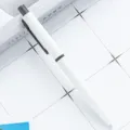 Minimalistischer Kugelschreiber mit weißem Gehäuse und Metall-Clip für Bürobedarf. - Kugelspitze 1.0 / Weiß