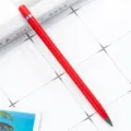 Crayon éternel rouge sans encre avec capuchon, pointe en graphite pour écriture fluide. - Rouge