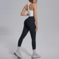 Gedetailleerd overzicht van een dames fitnessset met witte sport-bh en zwarte yogabroek. - Wit Vest + Zwarte Broek