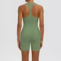 Gedetailleerd rugzicht van groene yogasport-bh en korte broek actieve kleding set. - S / Top En Bottom / Ceder Groen