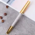 Elegante kristallen balpen met gouden accenten en fonkelende strass steentjes op kantoor. - Verguld goud